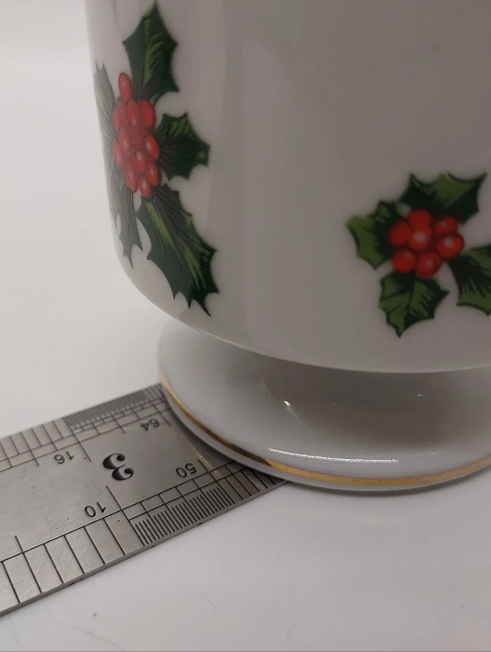 Vintage Lefton 8oz Christmas Holly Berry Footed Porcelain Coffee Mug Cups (2)